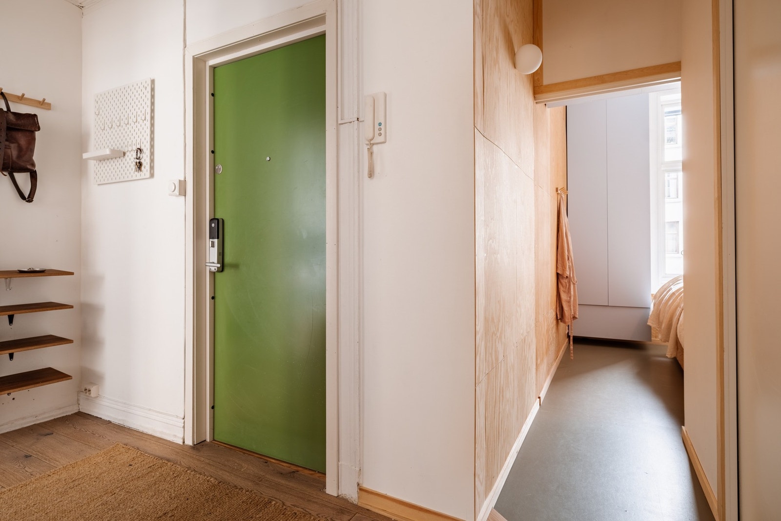 Leilighetsdør med brannklassifisering EI-30 og lydisolering 38 dB, med Yale doorman elektronisk kodelås. Galleribilde