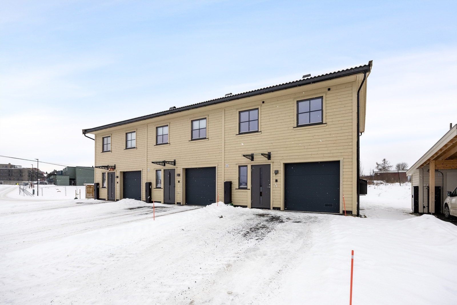 Rekkehuset ligger i et etablert og barnevennlig boligområde på Aursmoen. Galleribilde