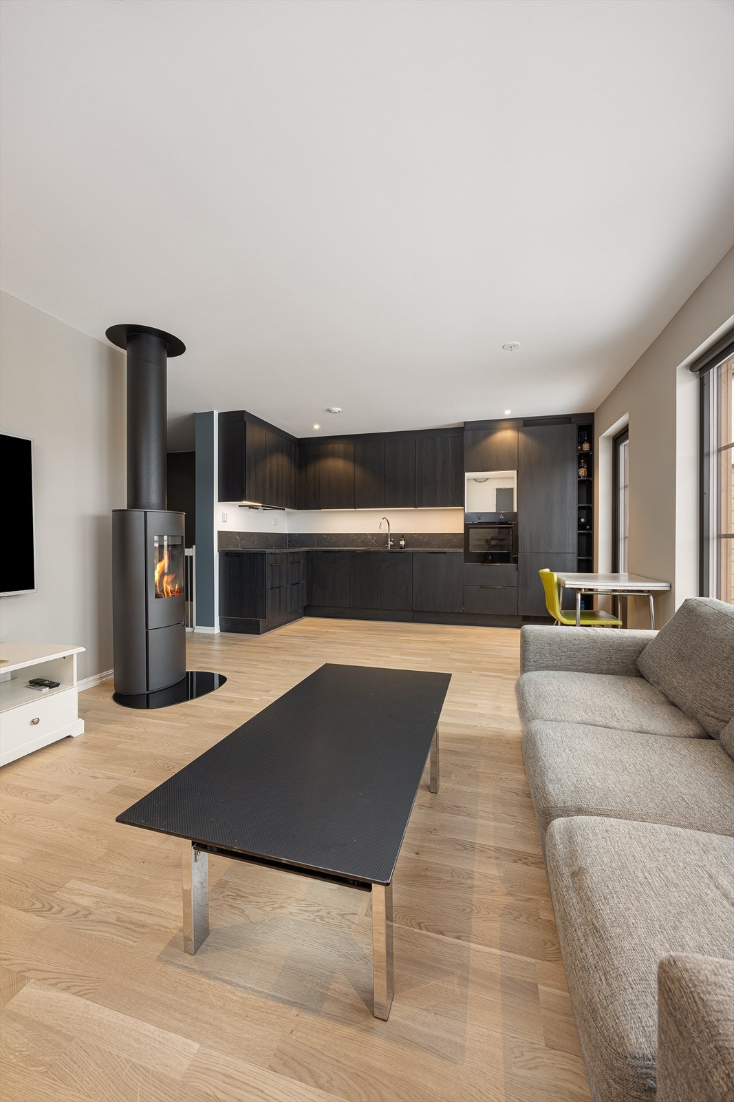 Rommet er naturlig inndelt med god plass til både sofakrok og spisebord. Galleribilde