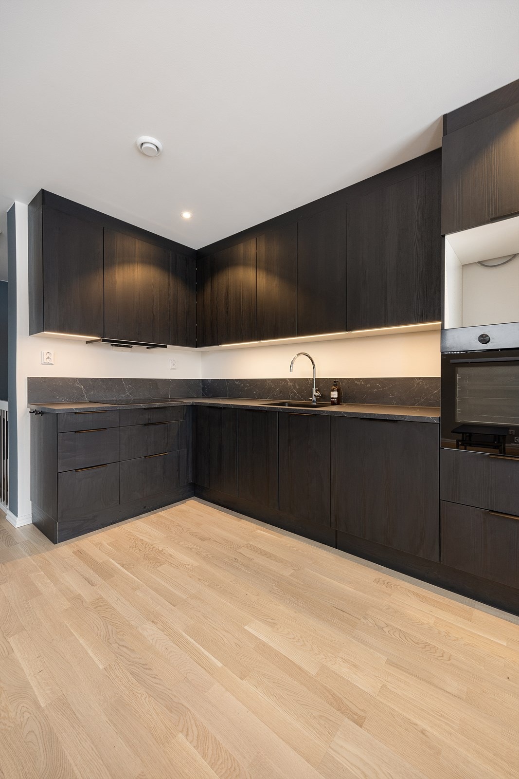 Alle hvitevarer er integrerte, inkludert stekeovn i praktisk arbeidshøyde. Galleribilde