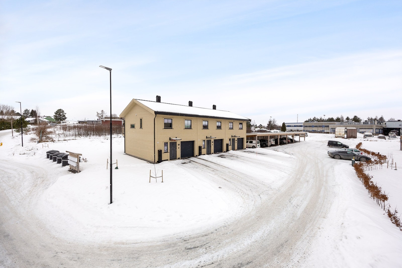 Dagligvarehandelen gjøres enkelt med Rema 1000, Kiwi og Coop Extra i kort gangavstand. Galleribilde