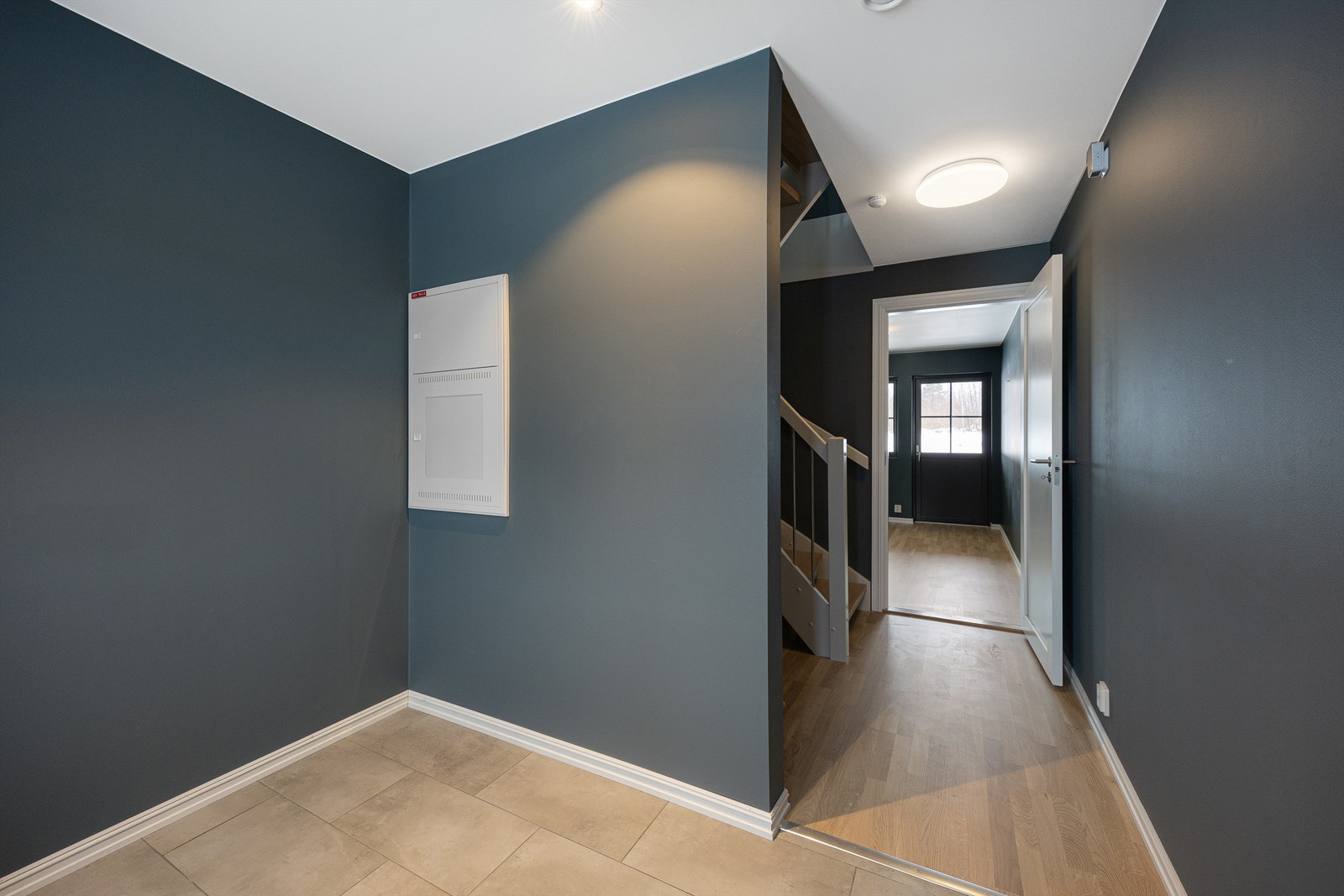 Gjennomgående tidsriktige fargevalg skaper en helhetlig atmosfære i boligen. Galleribilde