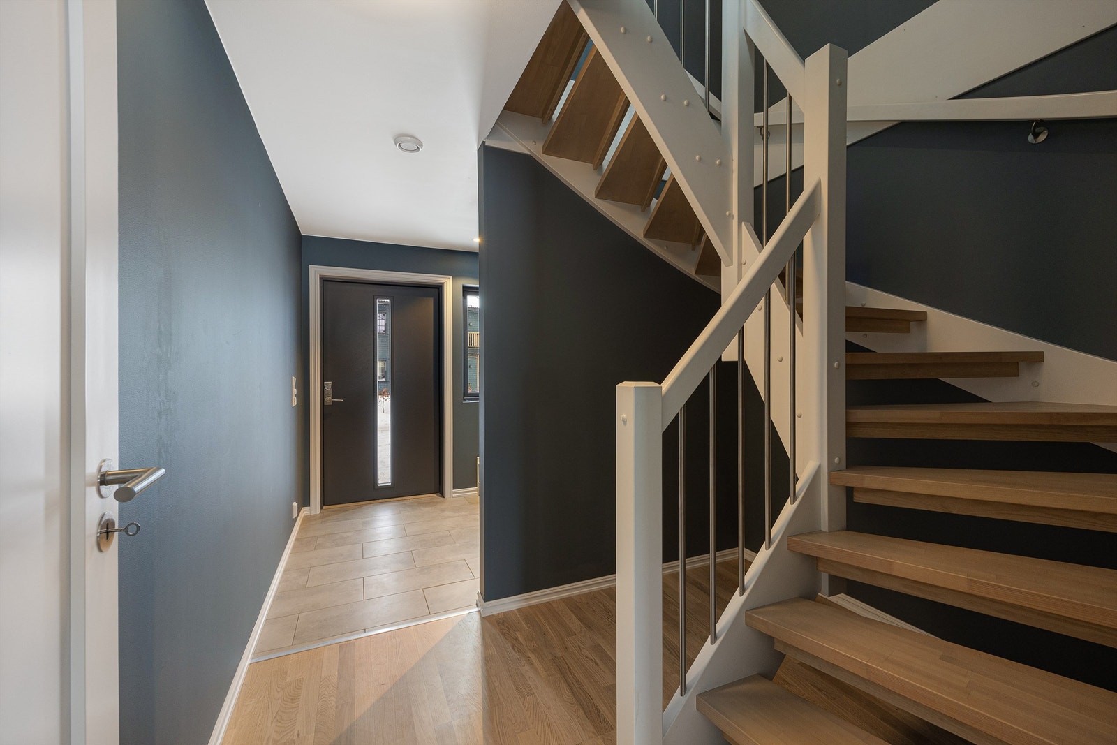 Trapperommet binder de to etasjene sammen og leder opp til boligens sosiale sone. Galleribilde