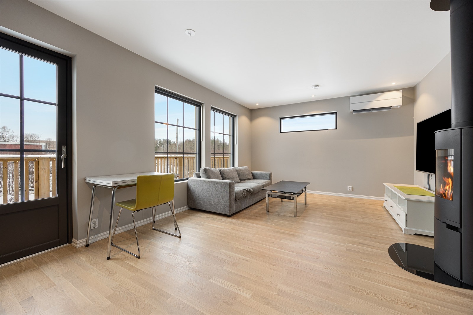 Fra stuen er det direkte utgang til verandaen via en glassdør. Galleribilde