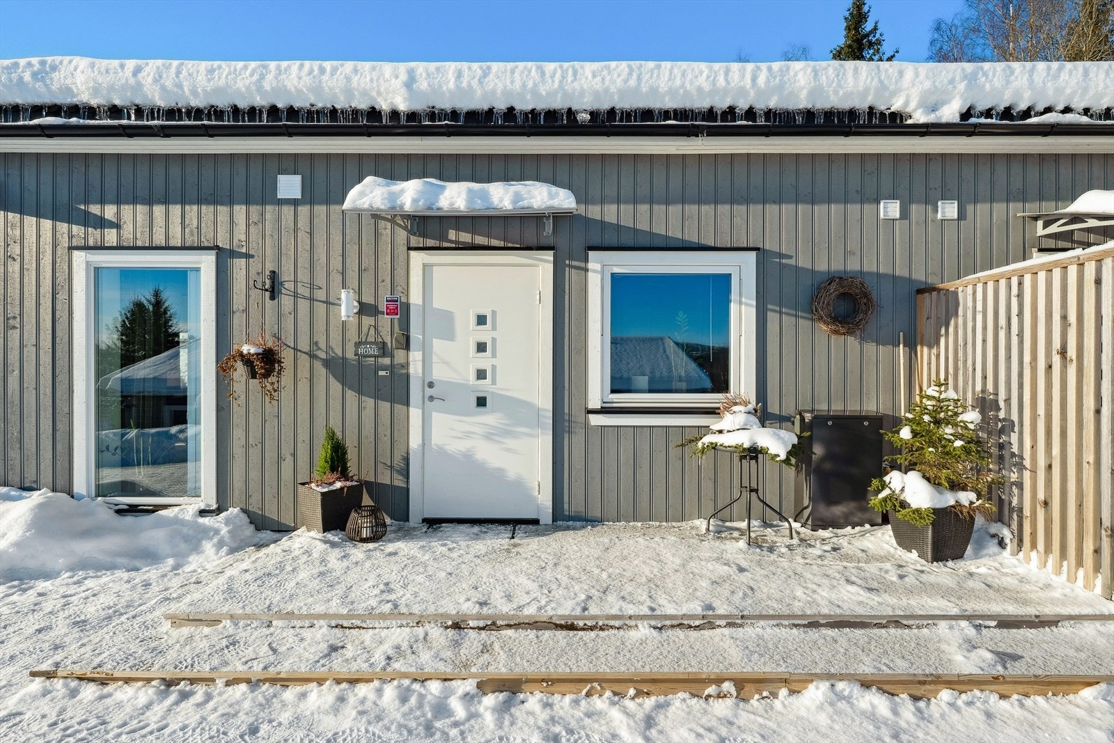 Pent inngangsparti med god plass for hyggelig sittegruppe. Galleribilde