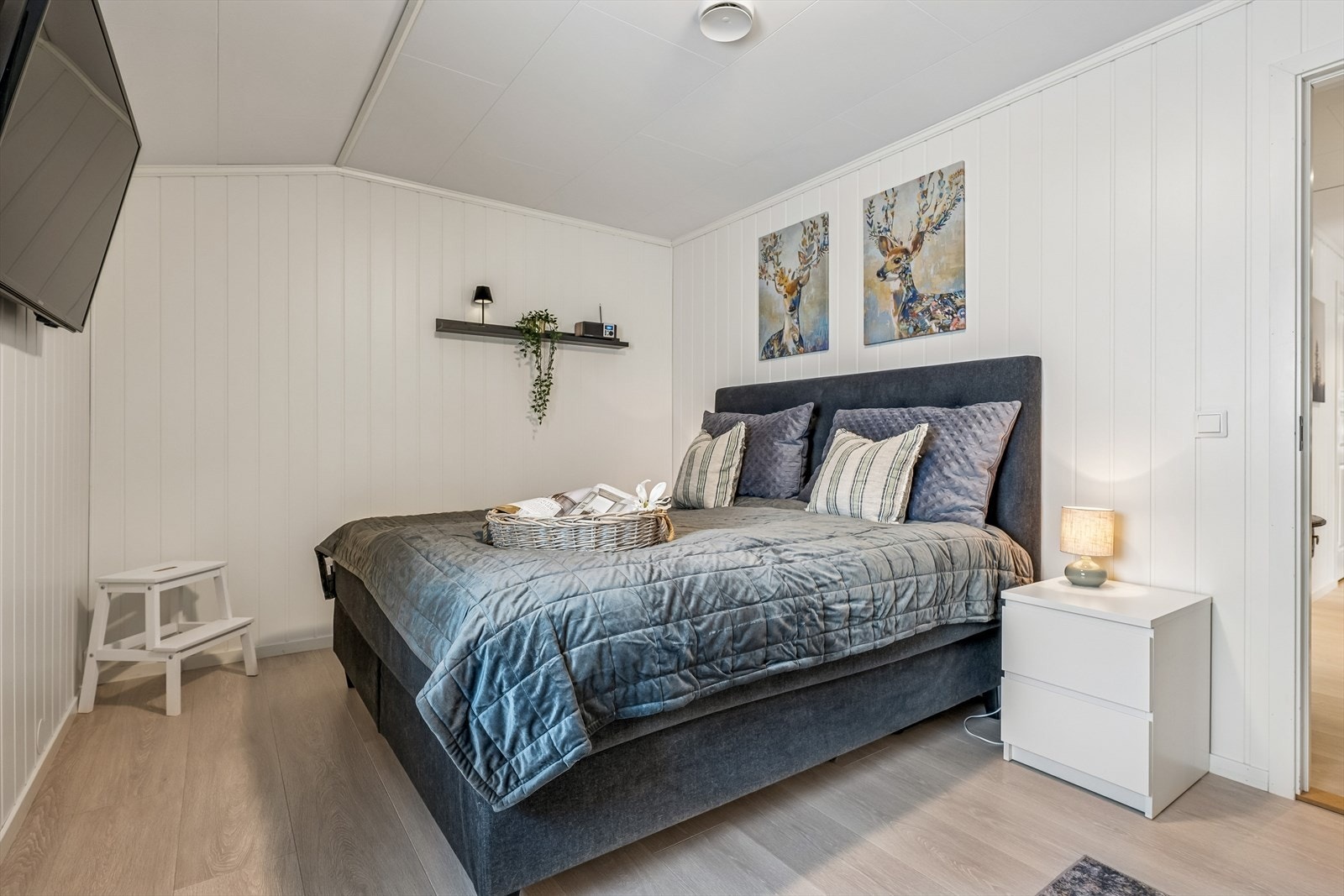 Hovedsoverommet er romslig og har god plass til dobbeltseng og oppbevaring. Galleribilde