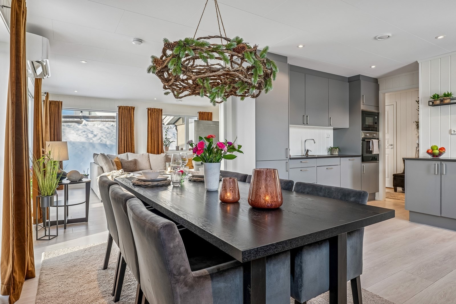 Den åpne løsningen mellom stue og kjøkken gir en sosial og luftig atmosfære. Galleribilde