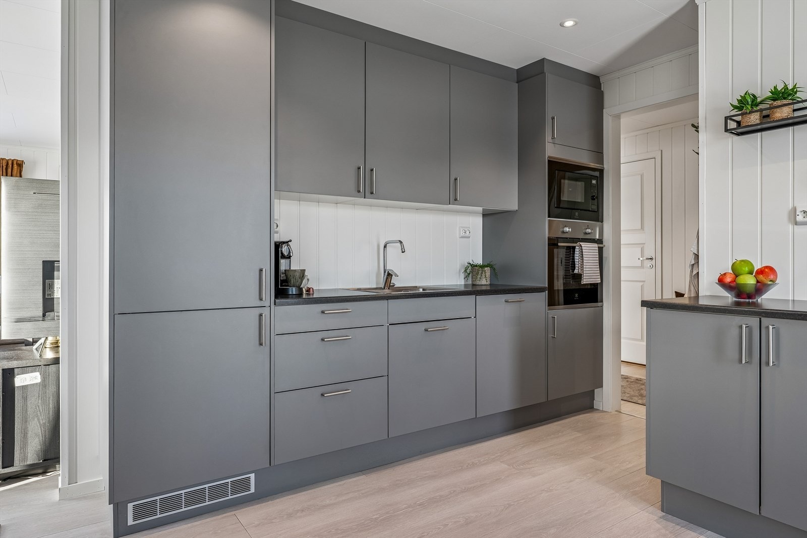 Kjøkkenet har integrerte hvitevarer som stekeovn, mikro, kjøl-/fryseskap og oppvaskmaskin. Galleribilde