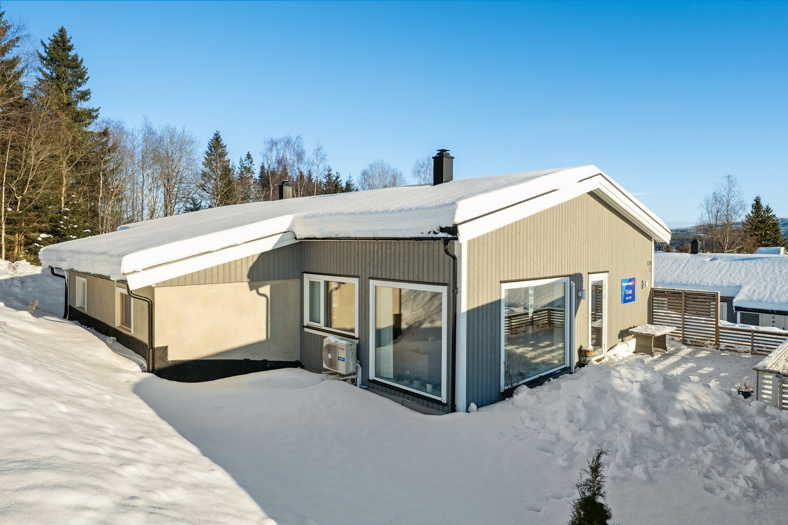 Moderne halvpart av tomannsbolig fra 2020 med fasade i stående trepanel. Galleribilde