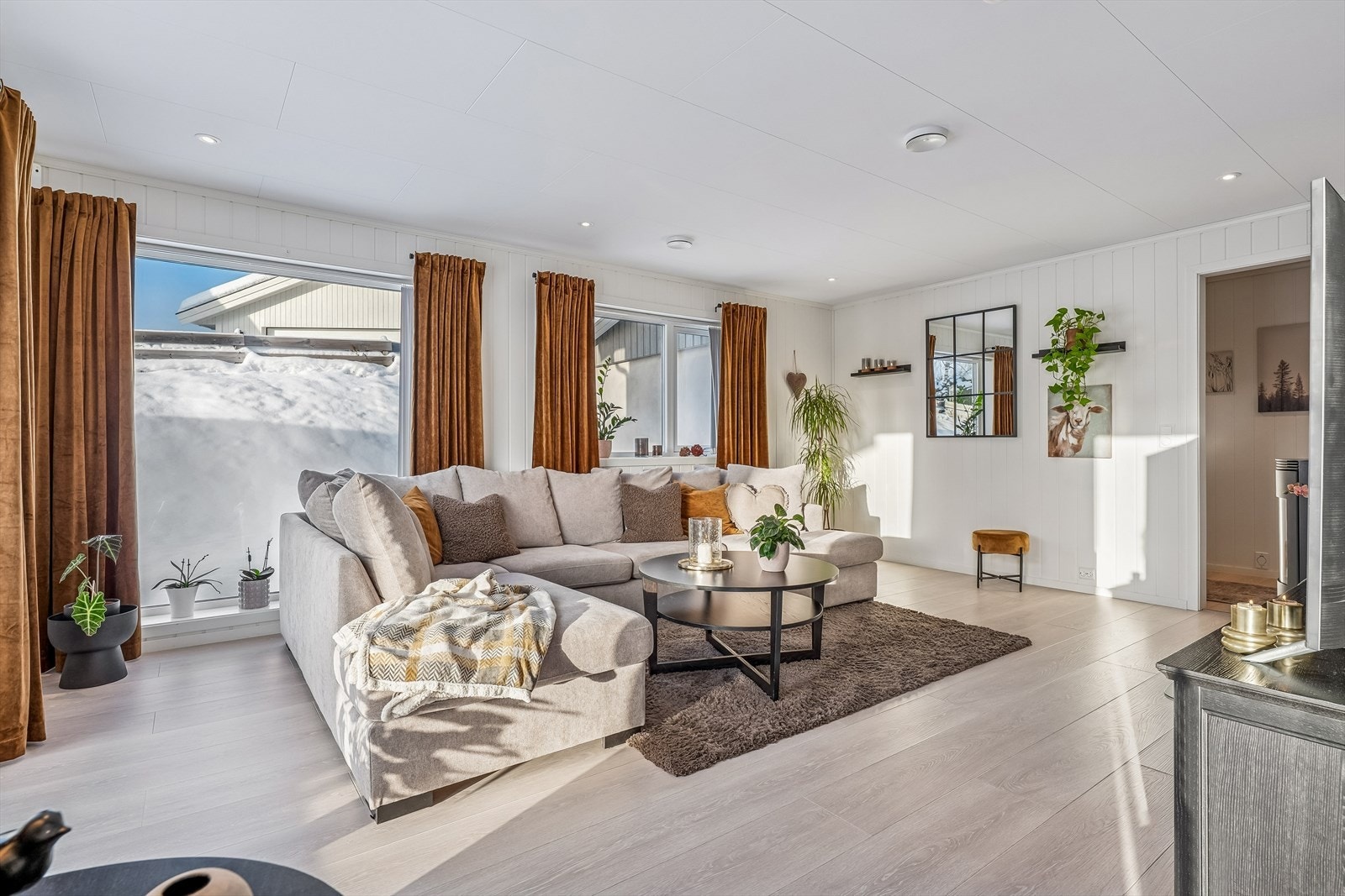 Romslig stue med flere møbleringsmuligheter. Galleribilde