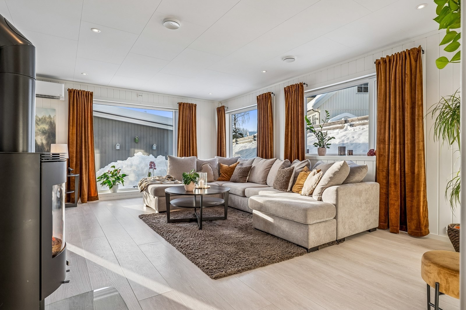 Boligen preges av et lyst og moderne interiør. Peisovnen gir lun varme i tillegg til varmepumpa. Galleribilde