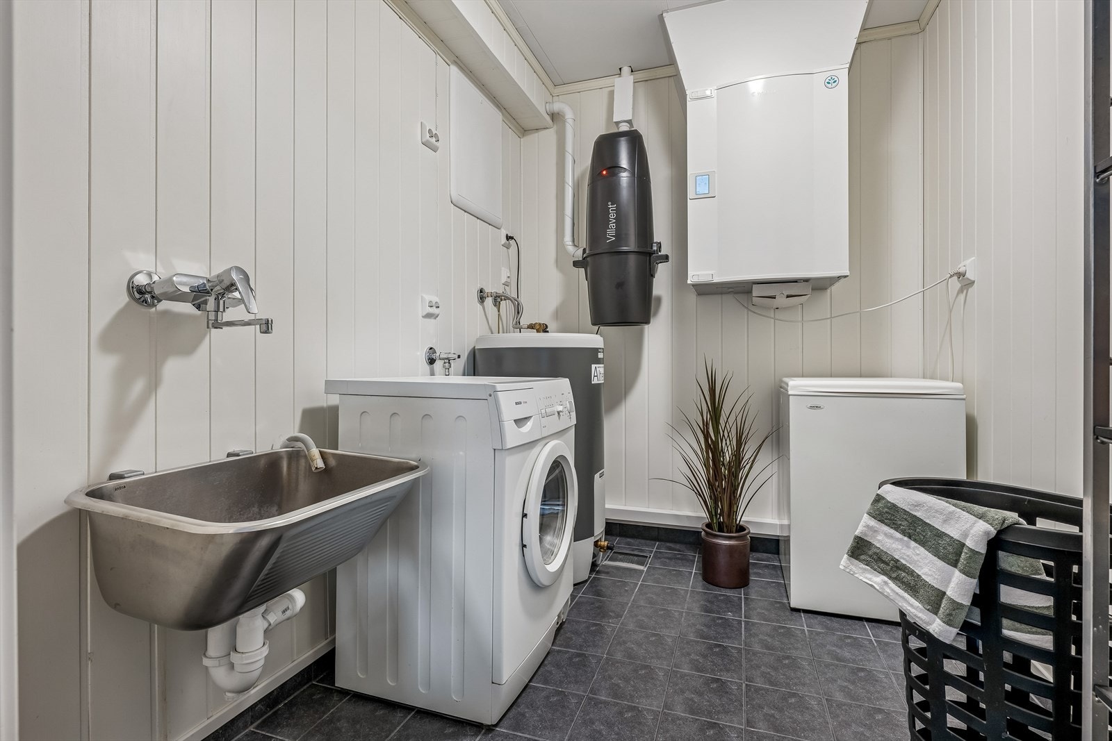 Kombinert bod og vaskerom med opplegg for vaskemaskin, sentralstøvsuger og ventilasjonsaggregat. Galleribilde