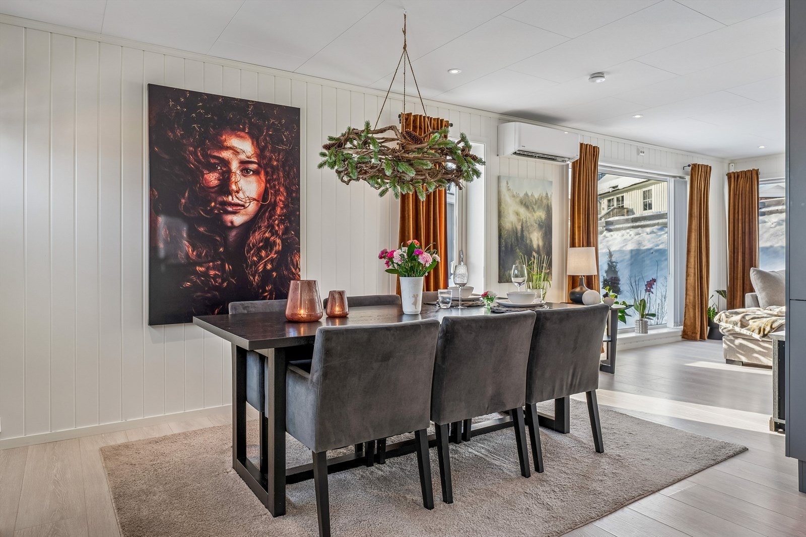 En luft-til-luft varmepumpe, installert i 2022, sørger for jevn og god temperatur Galleribilde