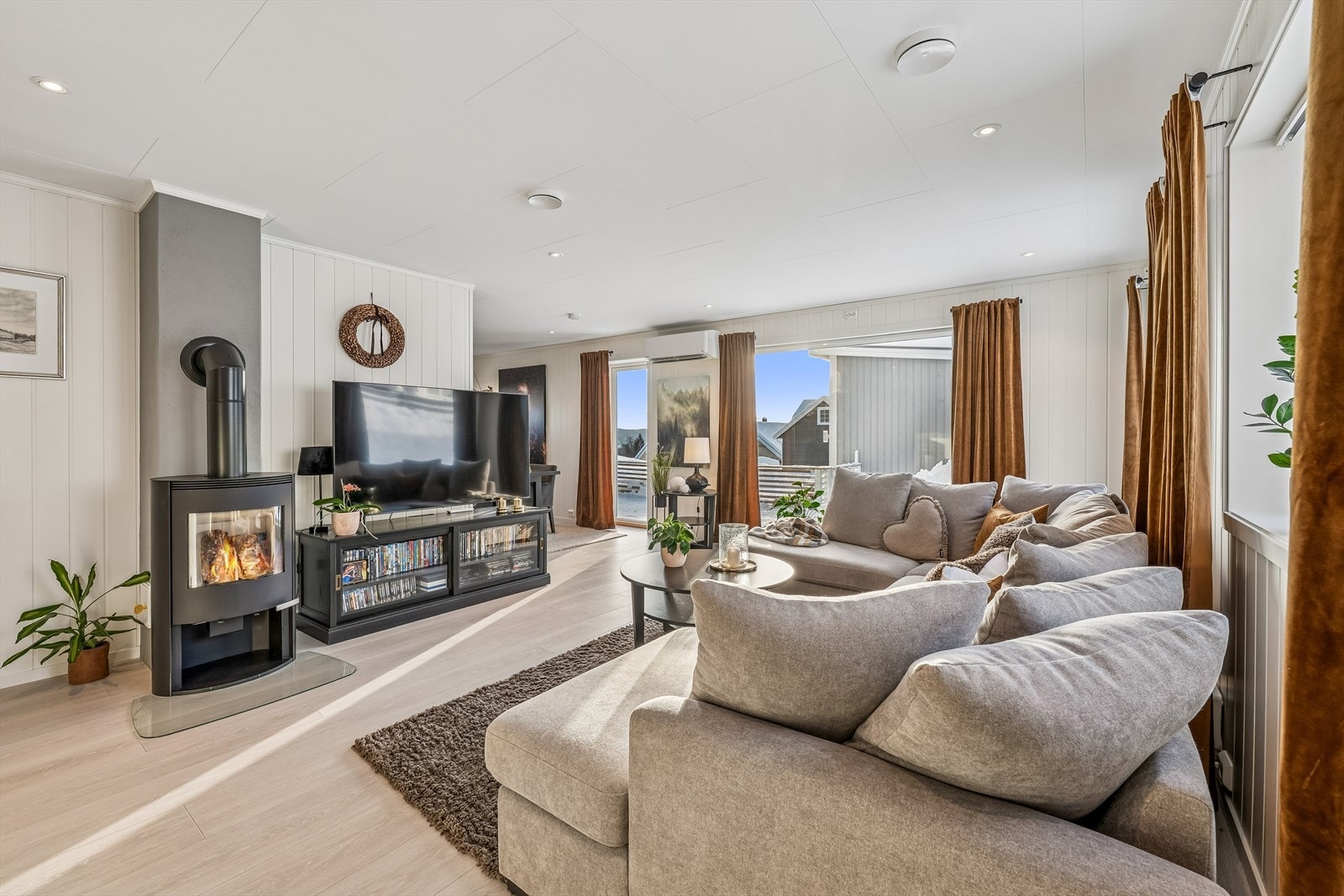 Lys og innbydende stue, der store vindusflater gir godt innfall med lys og fin utsikt! Galleribilde