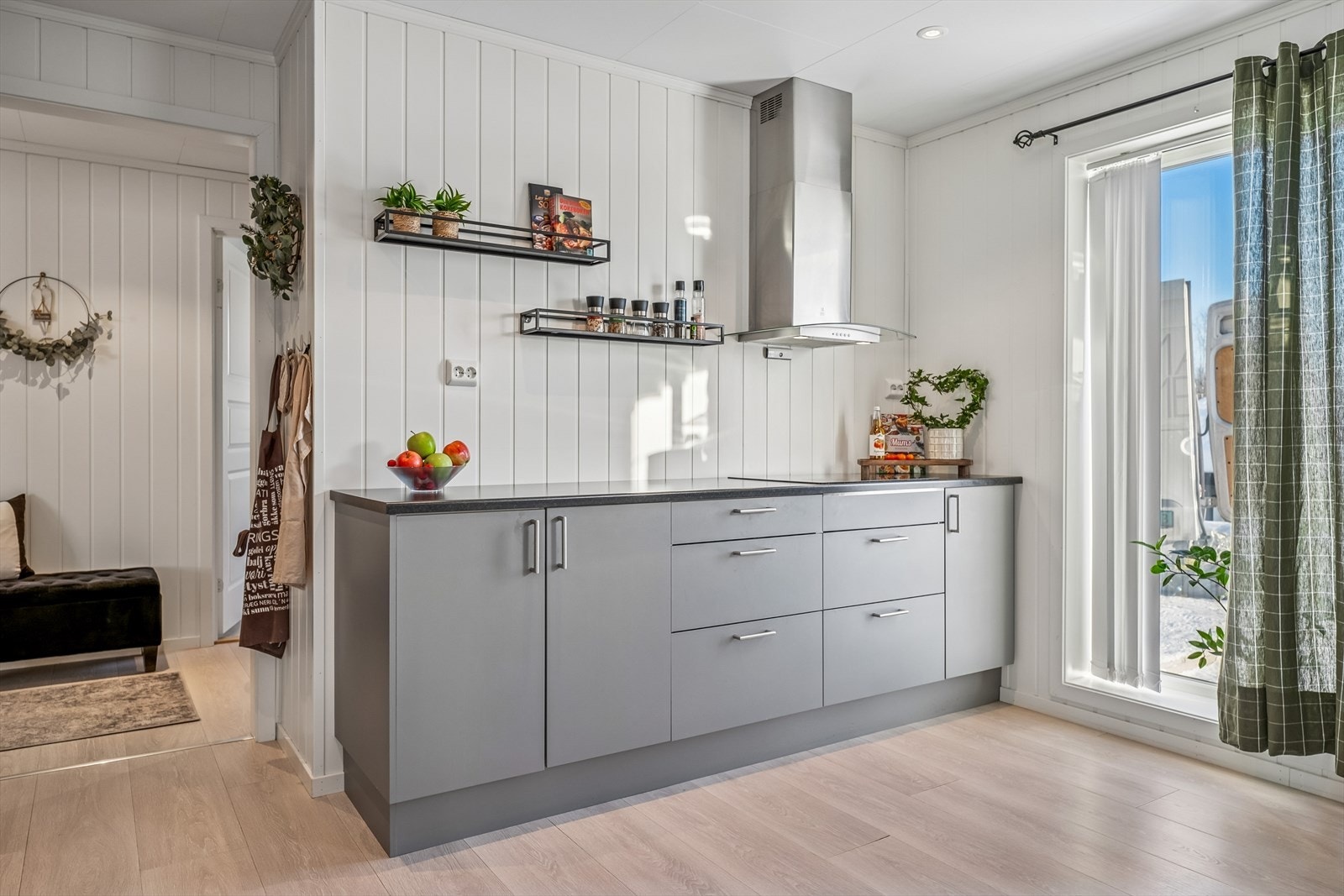 Praktisk utstyrt med induksjonstopp, komfyrvakt og automatisk vannstopp i benkeskap. Galleribilde