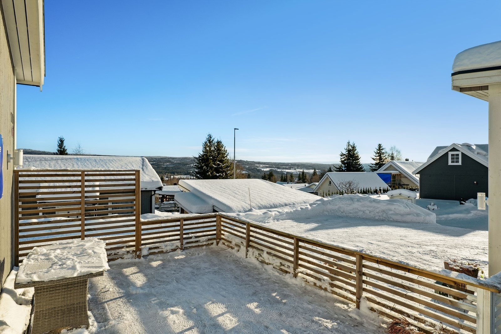 Praktisk og lettstelt halvpart av tomannsbolig, med solrik terrasse og flott utsikt! Galleribilde