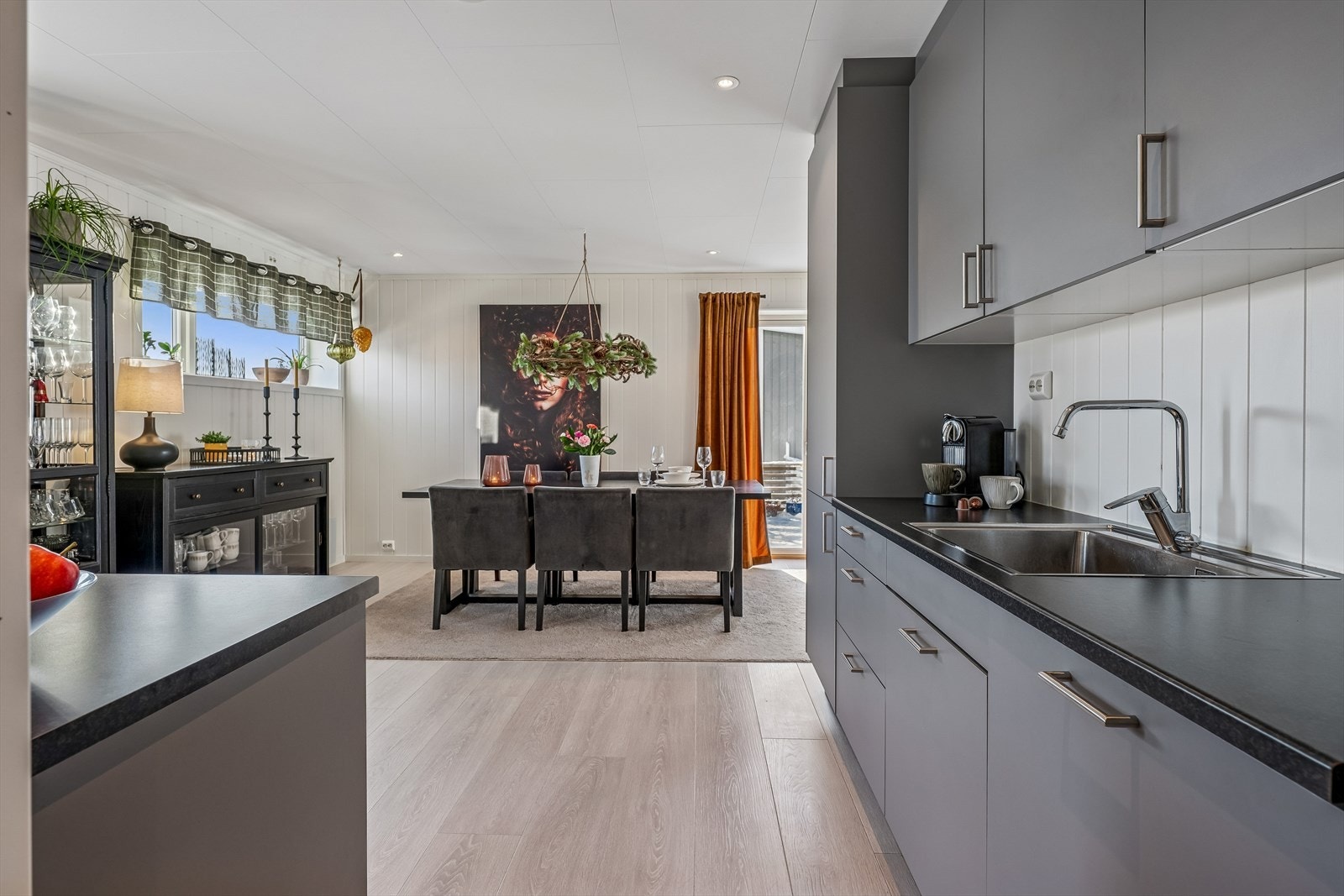 Moderne kjøkkeninnredning med slette fronter og laminert benkeplate med nedfelt vaskekum. Galleribilde