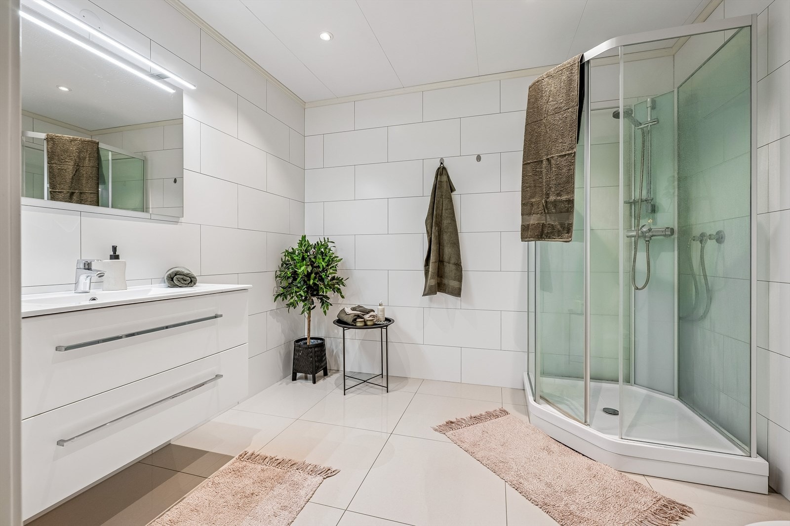 Lekkert bad med komfortabel varme i gulvet. Galleribilde