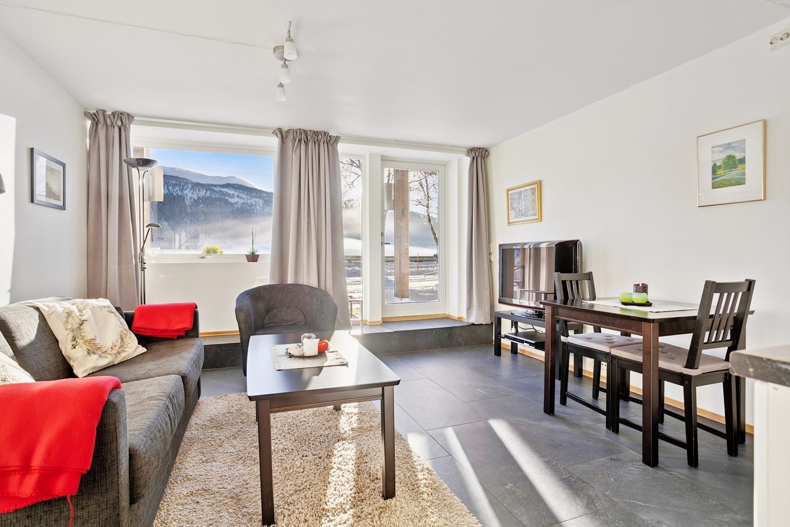 Store gode vindusflater gir et lyst og trivelig inntrykk i den svært arealeffektive leiligheten Galleribilde