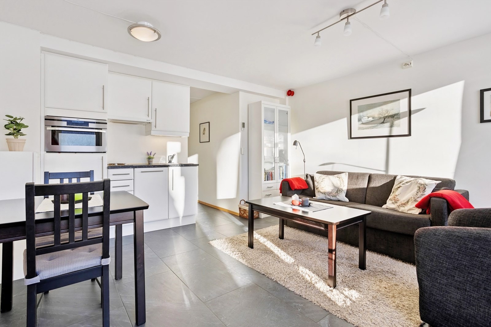 Inne i leiligheten finner man stue og kjøkken i en romslig åpen løsning - Vannbåren varme i hele leiligheten! Galleribilde