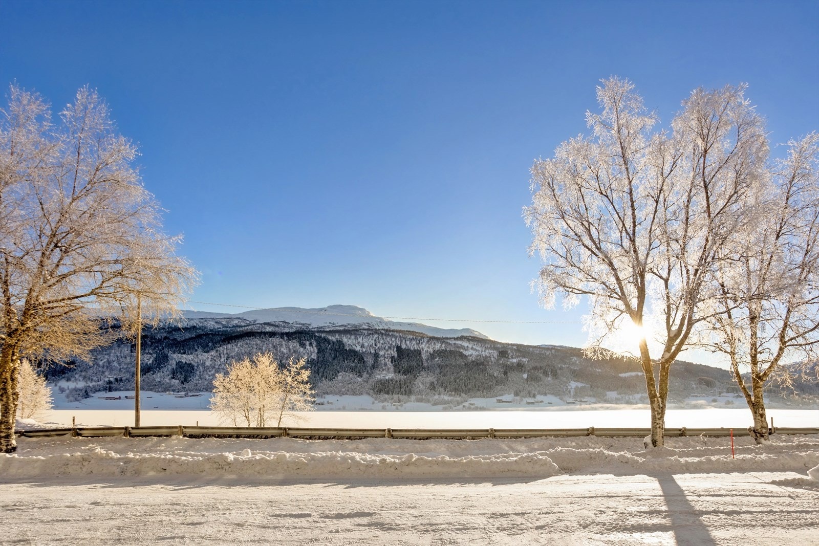 Nydelig utsikt ut over Oppheimsvatnet og Vetle- og Storenosi. Galleribilde
