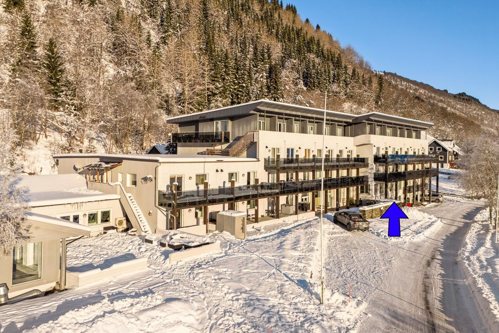 Leiligheten ligger i tidligere Oppheim Hotell som er omgjort til flotte leiligheter med tilgang på basseng, badstue, biljard og fellesstuer Galleribilde