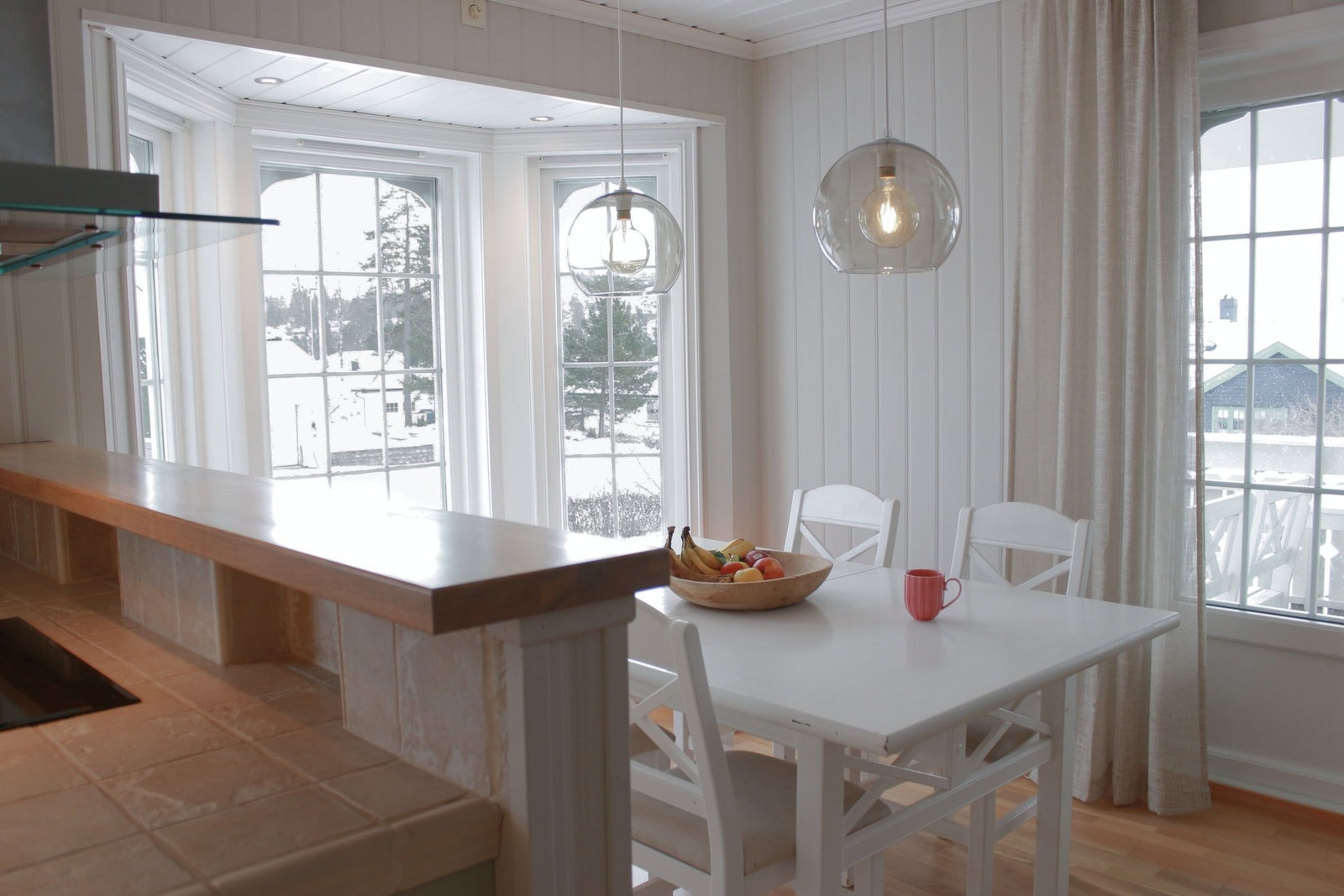 Romslig kjøkken med god plass til spisegruppe. Franske dører gir direkte tilgang til balkongen utenfor Galleribilde