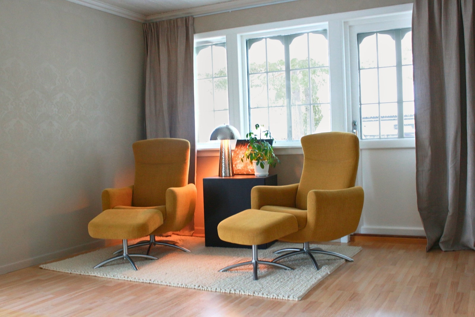 Balkongdøren leder ut til etablert uteområde med peis Galleribilde