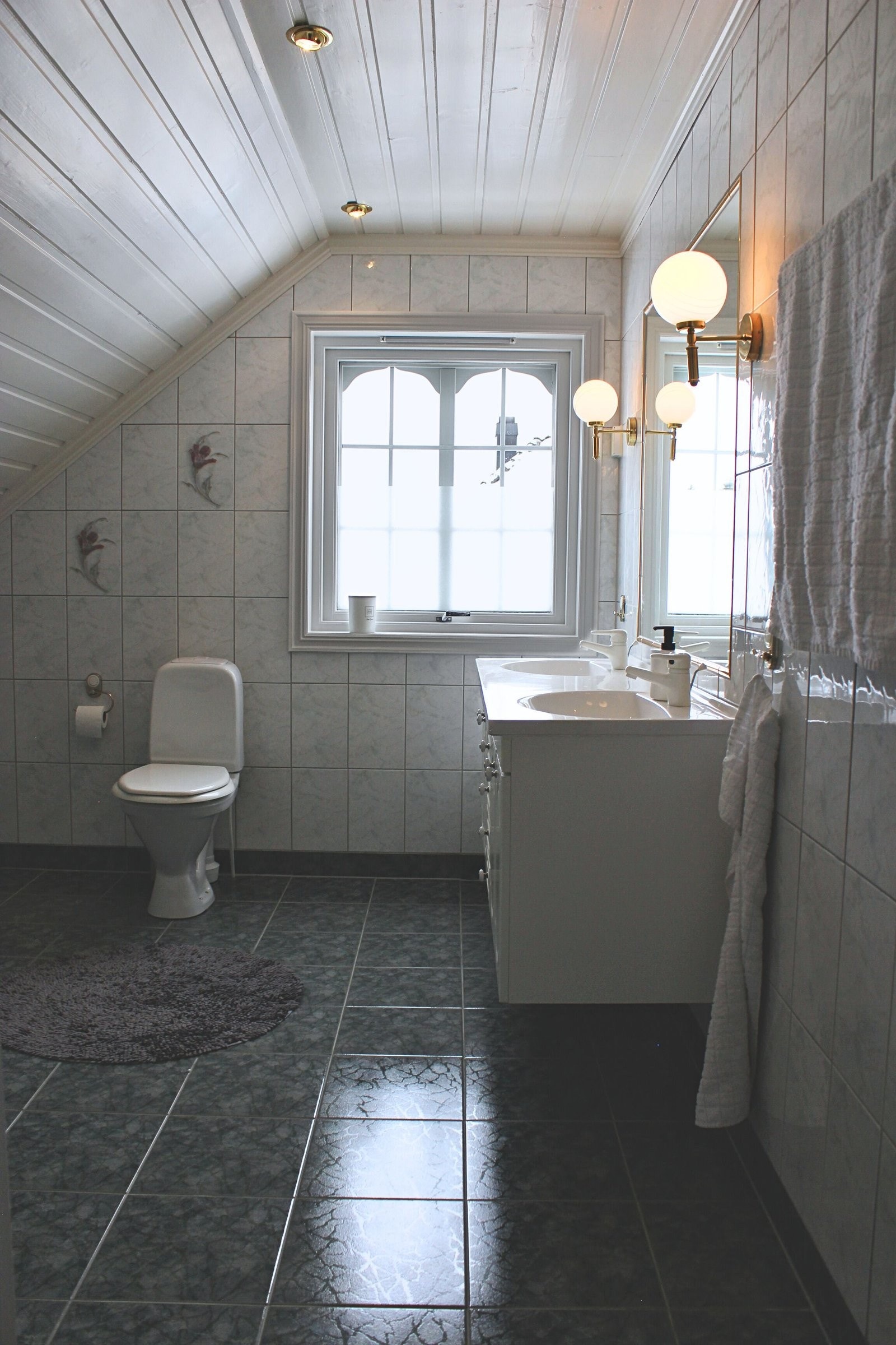 Baderommet i andre etasje. Her er det også et innebygget hjørnebadekar. Galleribilde