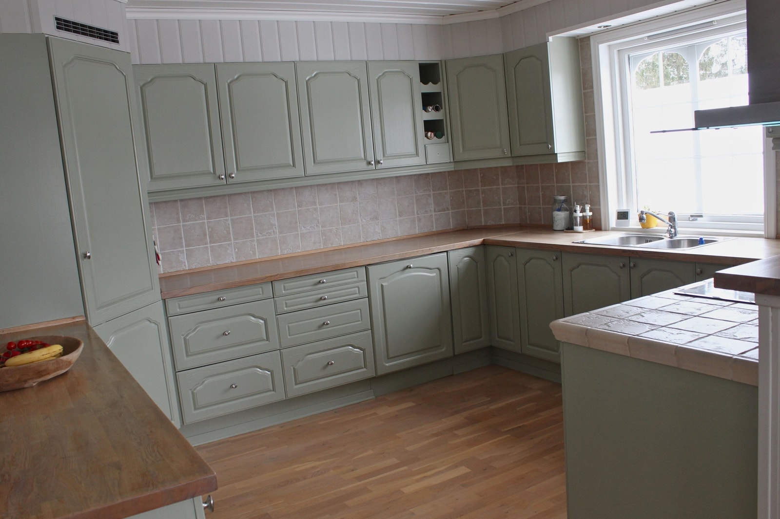 Kjøkken med kjølehjørne. Oppdatert i 2025 med integrert oppvaskmaskin, induksjonstopp og integrert fryseskap. Galleribilde