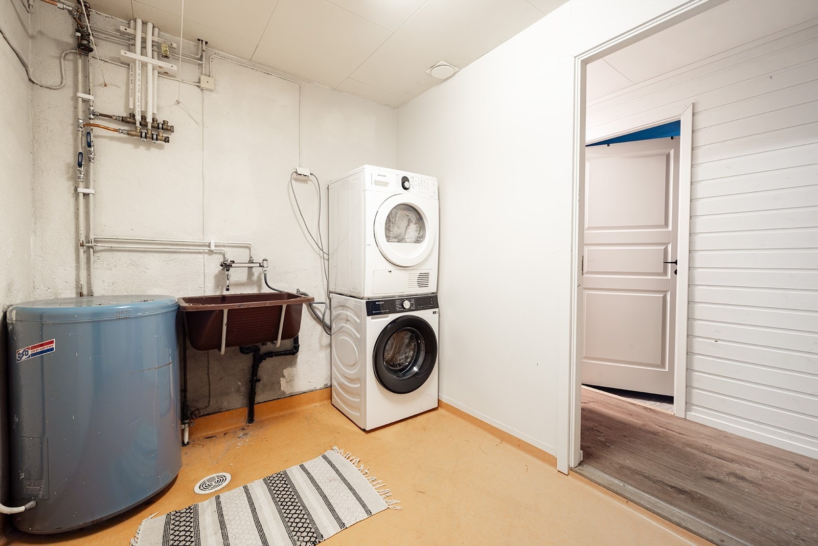 Vaskerom kjeller. Bod inn døren til høyre. Se planskisse Galleribilde