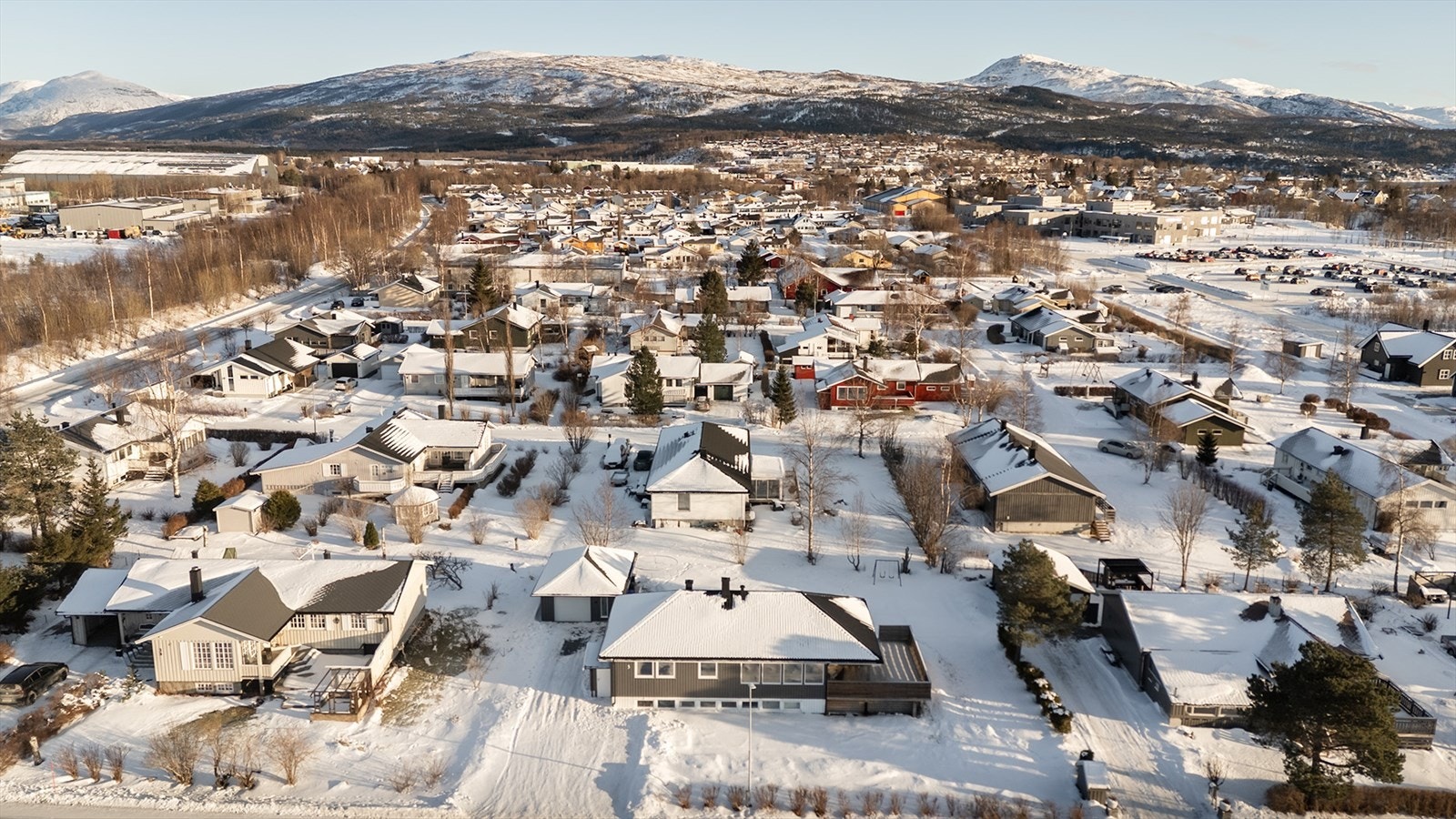 Boligen ligger i et veletablert og barnevennlig nabolag med kort gangavstand til grunnskole, videregående skole,
barnehage, fotballhall og nærbutikk. I nærområdet finnes også gode turmuligheter Galleribilde