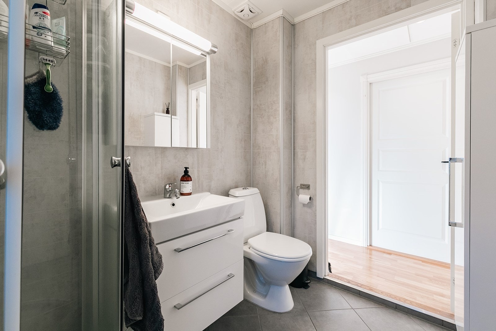 Bad i første etasje er pusset opp i 2016 (bilder av bad fra juli 2024) Galleribilde