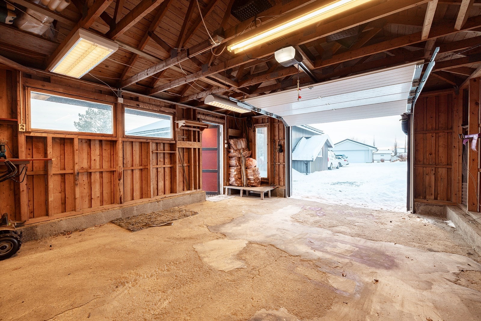 Garasjen har et bruksareal på 29 kvm Galleribilde