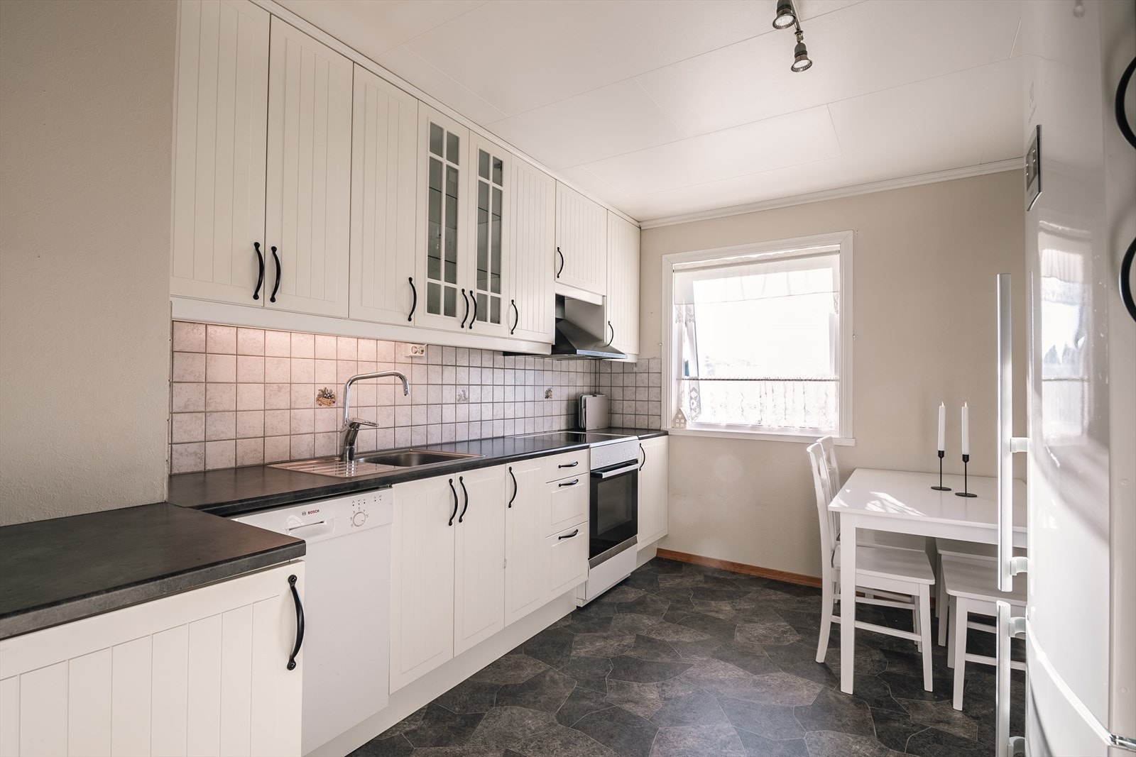 Bilder av kjøkken fra juli 2024. Kjøkkeninnredningen fra 2011. Galleribilde