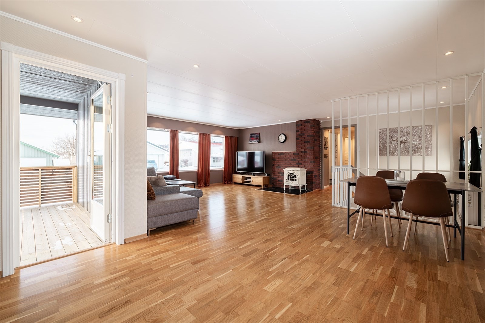 Utgang til delvis overbygget veranda fra stuen Galleribilde