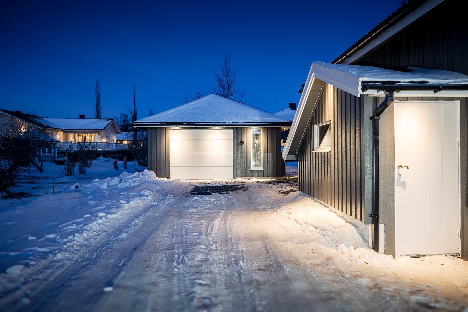 Kjelleretasjen har intern adkomst samt egen inngang utenfra, og gir fleksible bruksmuligheter. Inngangen sees til høyre på bildet. Kjellernedgang har drenering fra 2022. Eksisterende drenering er også spylt og opplyses å være åpen. Galleribilde
