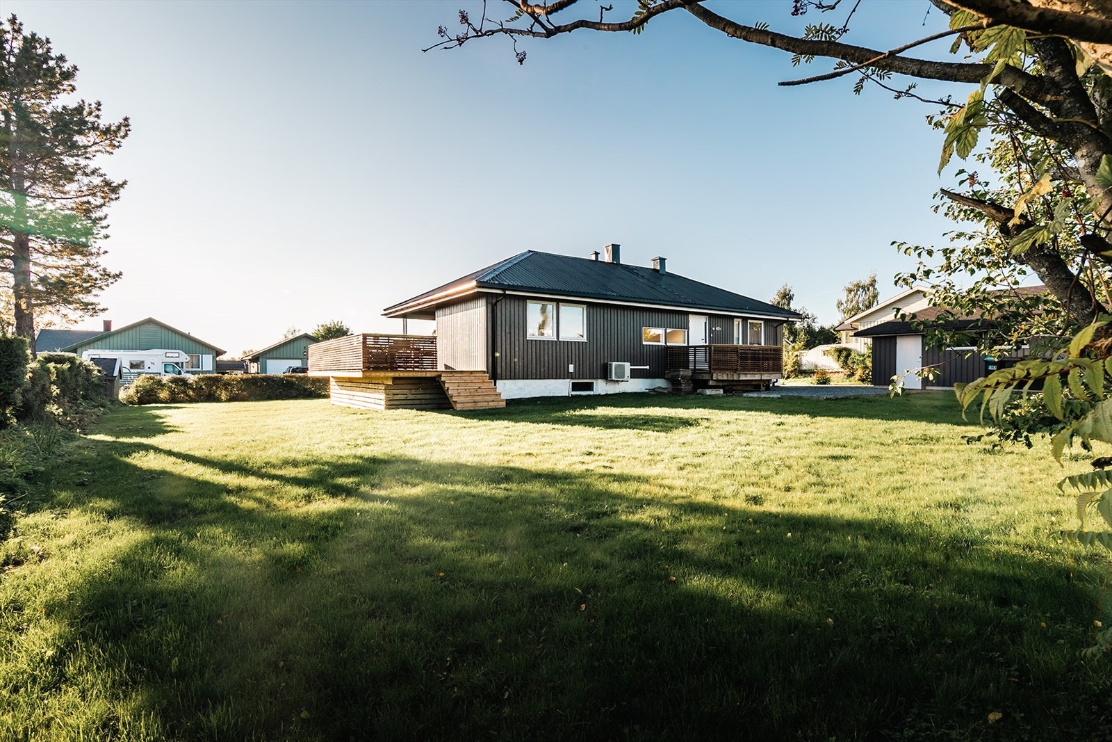 Tomten er i hovedsak flat og lettstelt, med gode lysforhold. Bilde fra juli 2024 Galleribilde