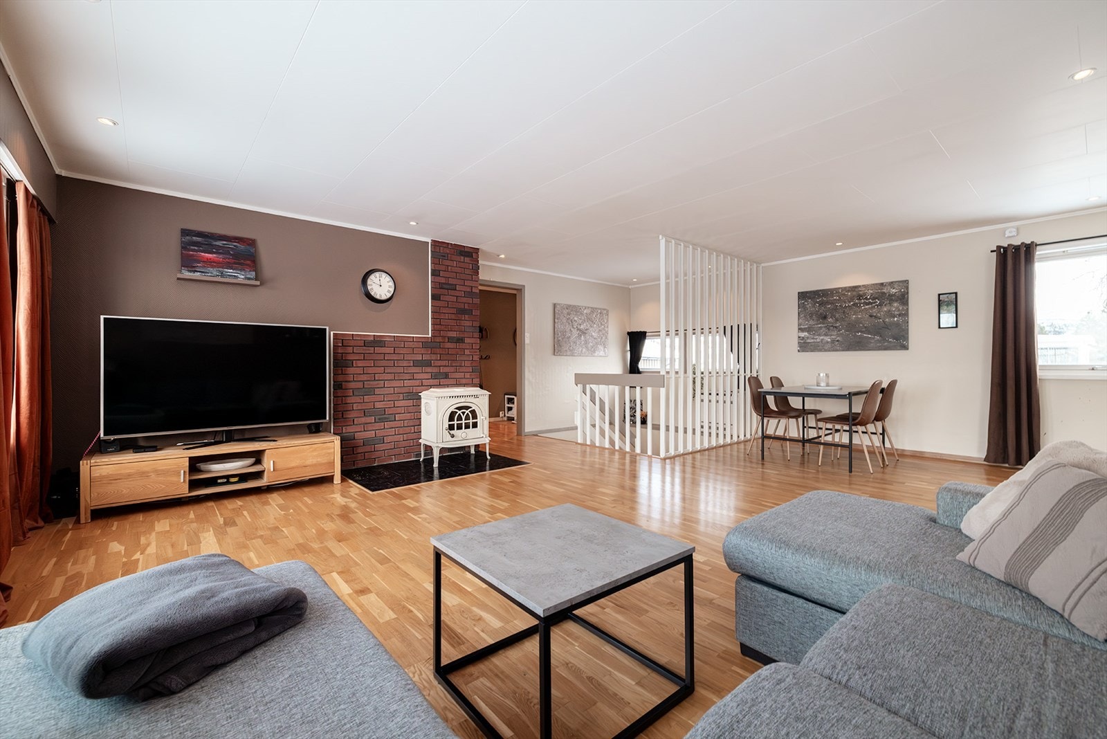 Vedovn i stuen, samt varmepumpe fra 2021 i trappeoppgangen Galleribilde