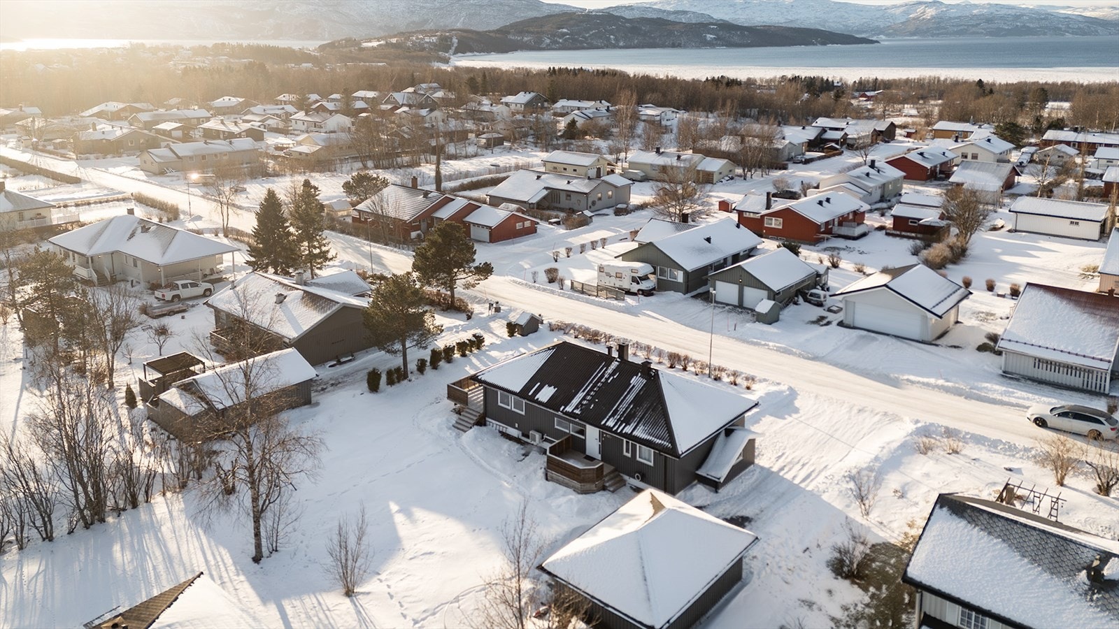 Innholdsrik enebolig med romslig tomt, terrasse og fleksibel kjellerløsning Galleribilde