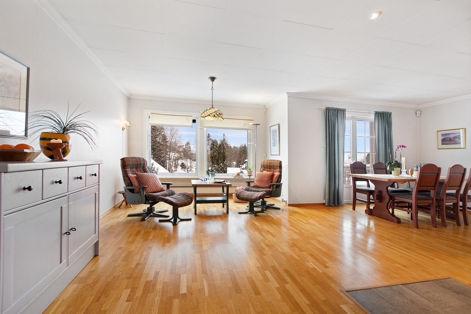 Den store stuen og spisestuen har gjennomgående parkettgulv og rikelig med lys fra store vindusflater. Galleribilde