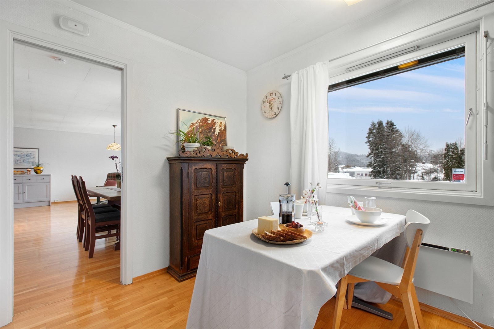 Fra kjøkkenet er det enkel adkomst videre til spisestuen. Galleribilde