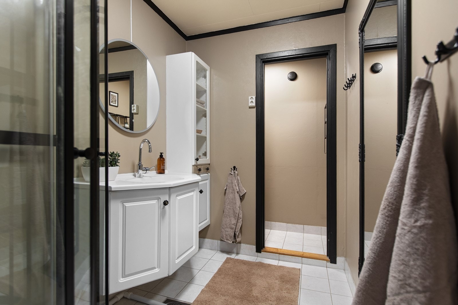 Rommet har fliser på gulvet og malt våtromstapet på veggene. Galleribilde