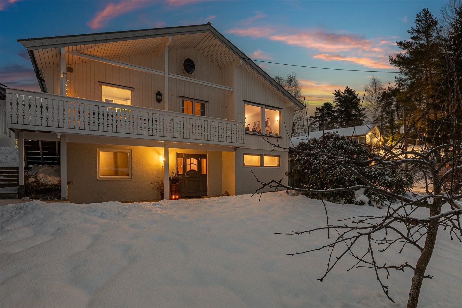 En innholdsrik enebolig over to plan med store uteplasser og familievennlig beliggenhet. Galleribilde