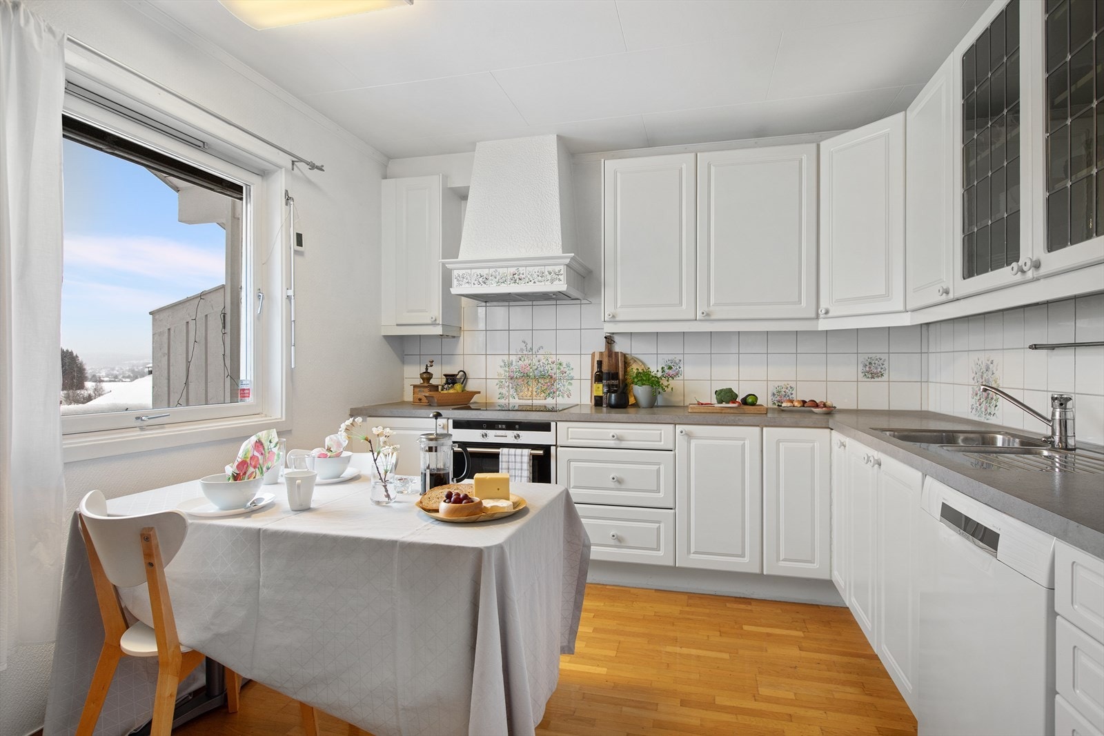 Kjøkkenet har en funksjonell innredning med profilerte fronter og laminat benkeplate. Galleribilde