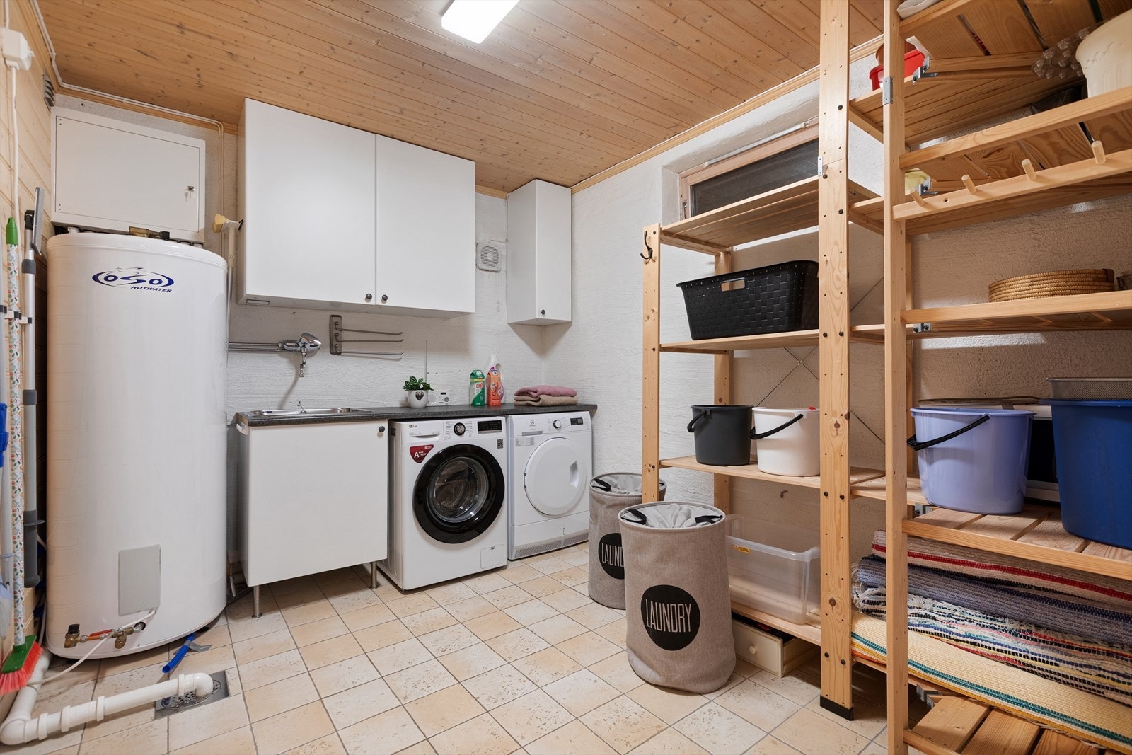 Et separat og praktisk vaskerom med opplegg for vaskemaskin og god lagringsplass. Galleribilde