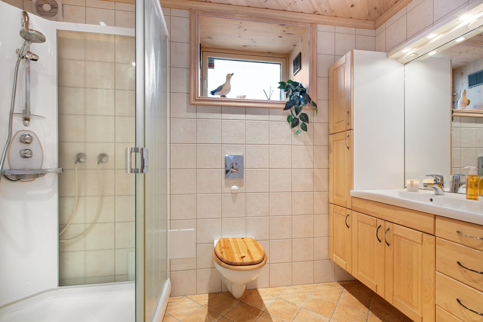 Elektriske varmekabler i gulvet gir en behagelig varme. Galleribilde