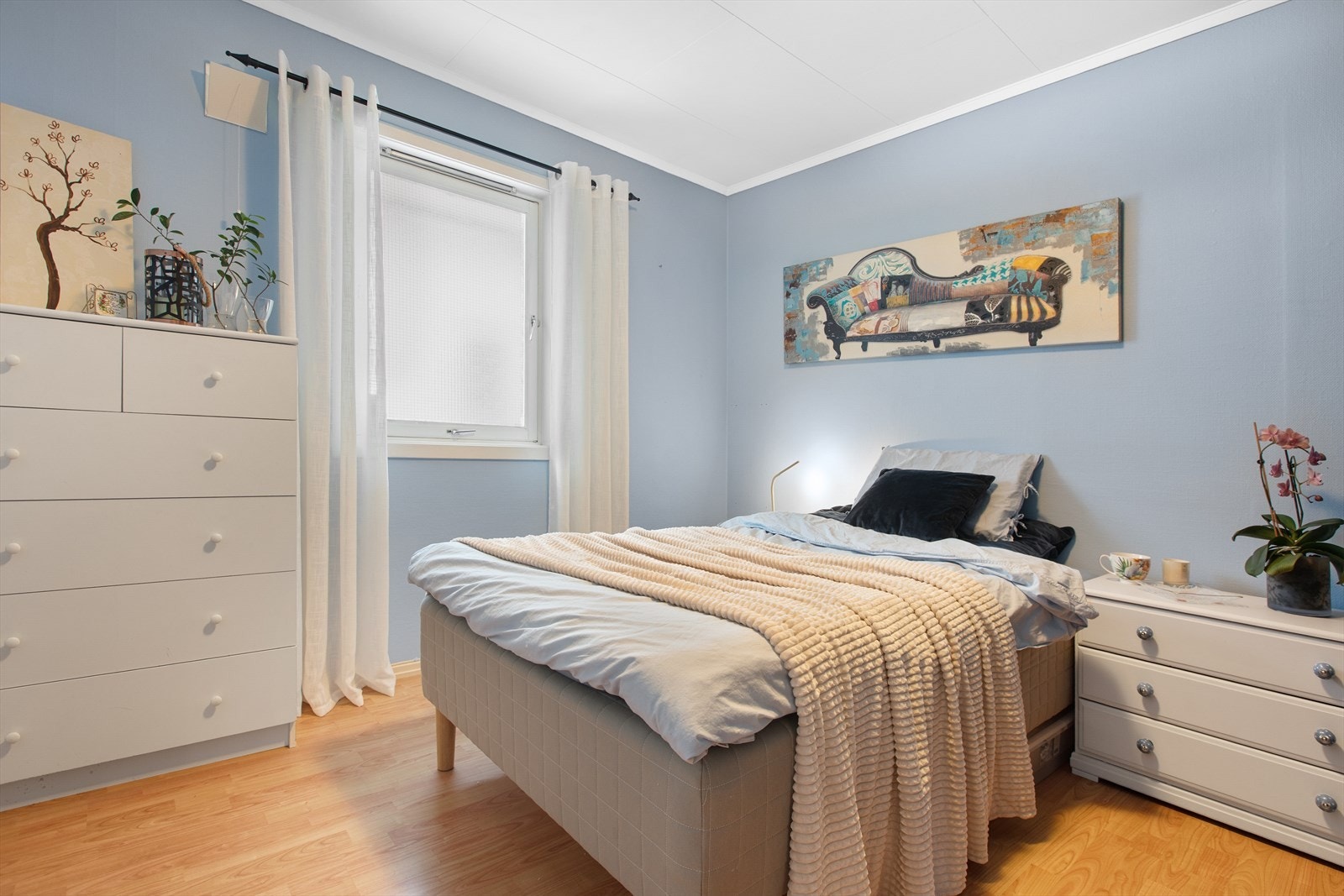 Hovedsoverommet har god plass til dobbeltseng og oppbevaringsmøbler. Galleribilde