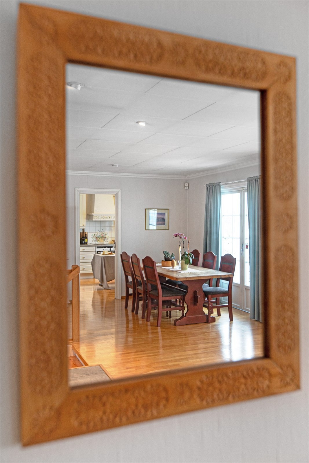 Et glimt mot spisestuen og kjøkkenet, som ligger i praktisk tilknytning til hverandre. Galleribilde