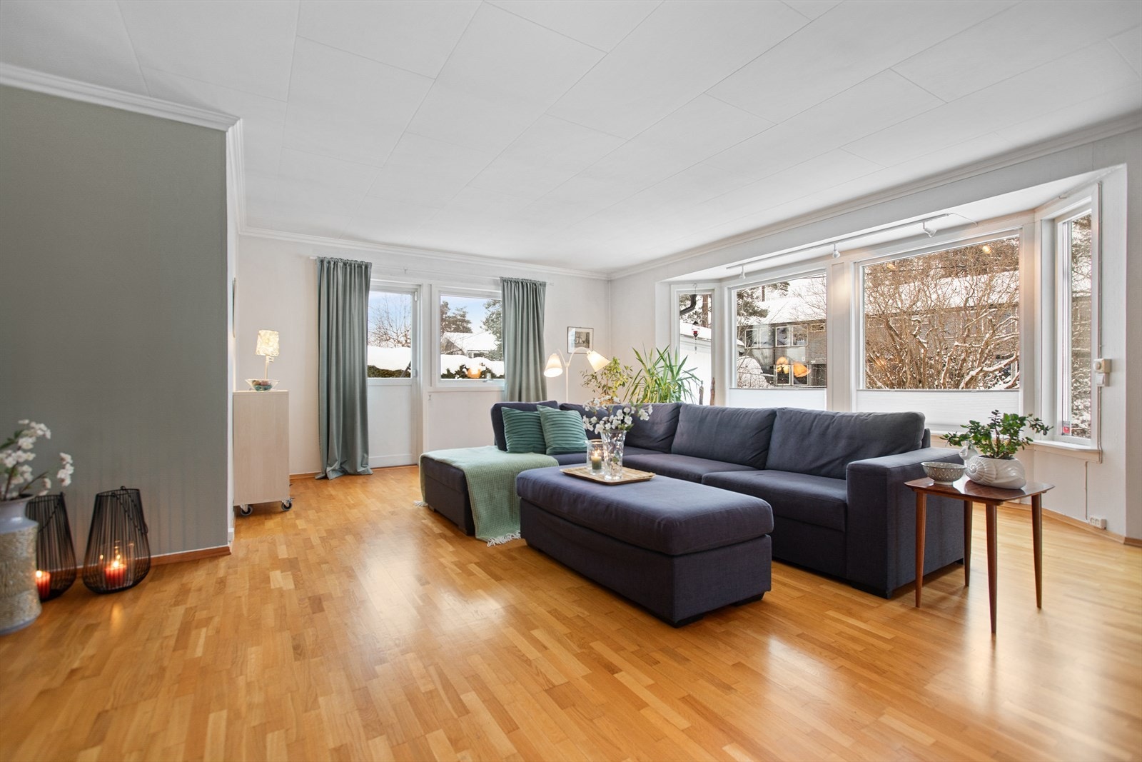 Fra stuen er det utgang til en av boligens terrasser, som binder inne- og uterom sammen. Galleribilde